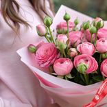 Маленькое фото 2: Букет на 14 Февраля из 7 розовых кустовых пионовидных роз в розовой упаковке