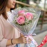 Маленькое фото 1: Букет из 3 розовых роз с гипсофилой в цветной пленке с лентой, 50 см, Эквадор