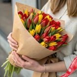 Маленькое фото 1: Букет из 60 красных и желтых тюльпанов в крафте, Россия