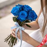 Маленькое фото 1: Букет из 5 синих роз с лентой, 50 см, Россия