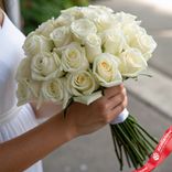 Маленькое фото 1: 25 белых роз 70 см, Россия