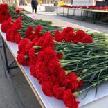 Маленькое фото 2: Букет из 90 красных гвоздик