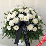Маленькое фото 1: Траурный букет из 30 белых хризантем «Думаю о тебе»