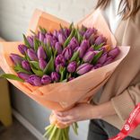 Маленькое фото 1: Букет из 50 фиолетовых тюльпанов в персиковой пленке