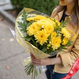 Маленькое фото 1: Букет из 9 кустовых желтых хризантем с зеленью в пленке, Ромашка, Голландия