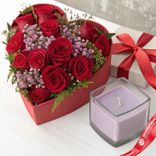 Маленькое фото 1: Букет из роз и ваксфловера + свеча