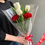 Маленькое фото 1: Букет из 3 белых тюльпанов и 2 красных гвоздик в пленке с лентой