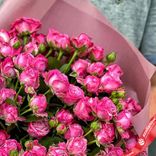 Маленькое фото 3: Букет из 11 кустовых розовых роз в крафте с лентой