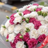 Маленькое фото 2: Букет из 50 белых и малиновых гвоздик в стильной пленке