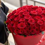 Маленькое фото 2: Букет из 51 красной розы в красной коробке, Россия, 40 см
