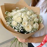 Маленькое фото 1: Букет из 17 белых роз и гипсофил в крафте