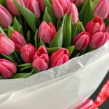 Маленькое фото 3: Букет из 30 розовых тюльпанов в белой бумаге с лентой