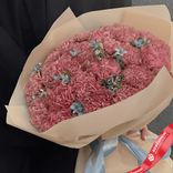 Маленькое фото 1: Букет из гвоздик и оксипеталума «Королева красоты»