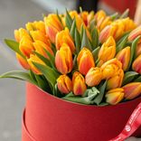 Маленькое фото 2: Букет из 33 оранжево-желтых тюльпанов в красной коробке, Россия
