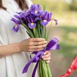 Маленькое фото 1: Букет из 7 фиолетовых ирисов с фиолетовой лентой
