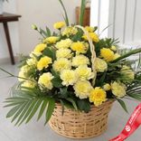 Маленькое фото 1: Букет из 35 желтых гвоздик с зеленью в корзине, Голландия