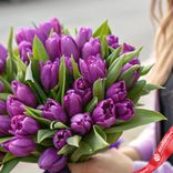 Маленькое фото 3: Букет из 51 сиреневого тюльпана с лентой, Россия
