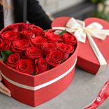 Маленькое фото 1: Мишка и розы. Букет из 17 красных роз «Любимка» и игрушка в подарок