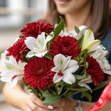 Маленькое фото 1: Композиция из 5 красных хризантем и белоснежных альстромерий «Лунный свет»