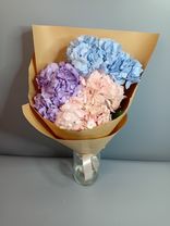 Фото флориста 1: Букет из 3 разноцветных гортензий в крафте