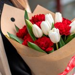 Маленькое фото 2: Букет из 6 белых тюльпанов и 7 красных гвоздик в крафте с лентой