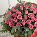 Маленькое фото 2: Букет из 75 розовых роз с эвкалиптом в корзине, 50 см, Россия