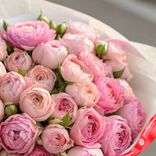 Маленькое фото 3: Букет из 35 пионовидных розовых роз в белой пленке, 50 см, Эквадор