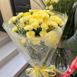 Маленькое фото 1: Букет из 25 желтых гвоздик в пленке с лентой, Голландия
