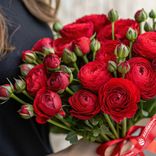 Маленькое фото 2: Букет из 17 кустовых пионовидных красных роз