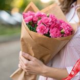 Маленькое фото 1: Букет из 10 гвоздик малиновых в крафте, Диантус, Голландия