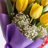 Маленькое фото 3: Букет из 7 желтых тюльпанов с гипсофилой, в упаковке, Россия
