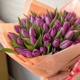 Маленькое фото 2: Букет из 50 фиолетовых тюльпанов в персиковой пленке