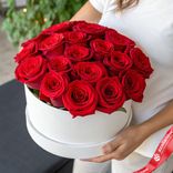 Маленькое фото 1: Букет из 17 красных роз в белой коробке