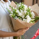 Маленькое фото 1: Букет из 51 белой фрезии в крафте