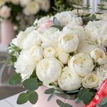 Маленькое фото 2: Букет из 50 белых пионов с эвкалиптом в розовой коробке