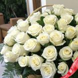 Маленькое фото 2: Букет из 75 белых роз в корзине, 50 см, Россия