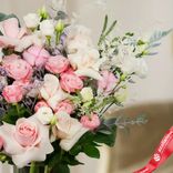 Маленькое фото 3: Букет из роз, лизиантусов, вероники «Райский сад»