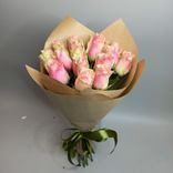 Фото флориста 1: Букет из 15 светло-розовых роз в крафте