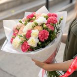 Маленькое фото 1: Букет из 50 гвоздик микс в белой пленке