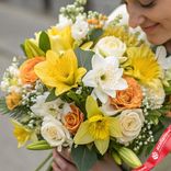Маленькое фото 2: Букет из нарциссов, роз, колокольчика «Карамель экстра»