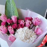 Маленькое фото 3: Букет из розовых роз и белой гортензии «Как ты прекрасна»