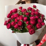Маленькое фото 2: Букет из 9 кустовых пионовидных красных роз