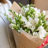 Маленькое фото 2: Букет из 51 белой фрезии в крафте