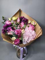 Фото флориста 1: Букет из роз, тюльпанов, гортензии, лизиантусов и хризантем
