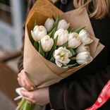 Маленькое фото 1: Букет из 10 белых пионовидных тюльпанов в крафте, Голландия