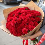Маленькое фото 1: Букет из 50 ярко-красных гвоздик в крафтовой упаковке