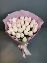 Фото флориста 1: Букет из 35 розово-белых тюльпанов в сиреневой пленке