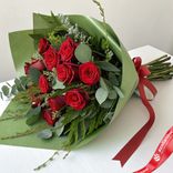 Маленькое фото 1: Траурный букет из 12 красных роз в зеленой бумаге