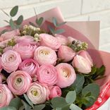 Маленькое фото 3: Букет из 21 розового ранункулюса с эвкалиптом в розовой пленке