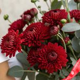 Маленькое фото 2: Букет из 5 кустовых красных хризантем с эвкалиптом «Очарование»